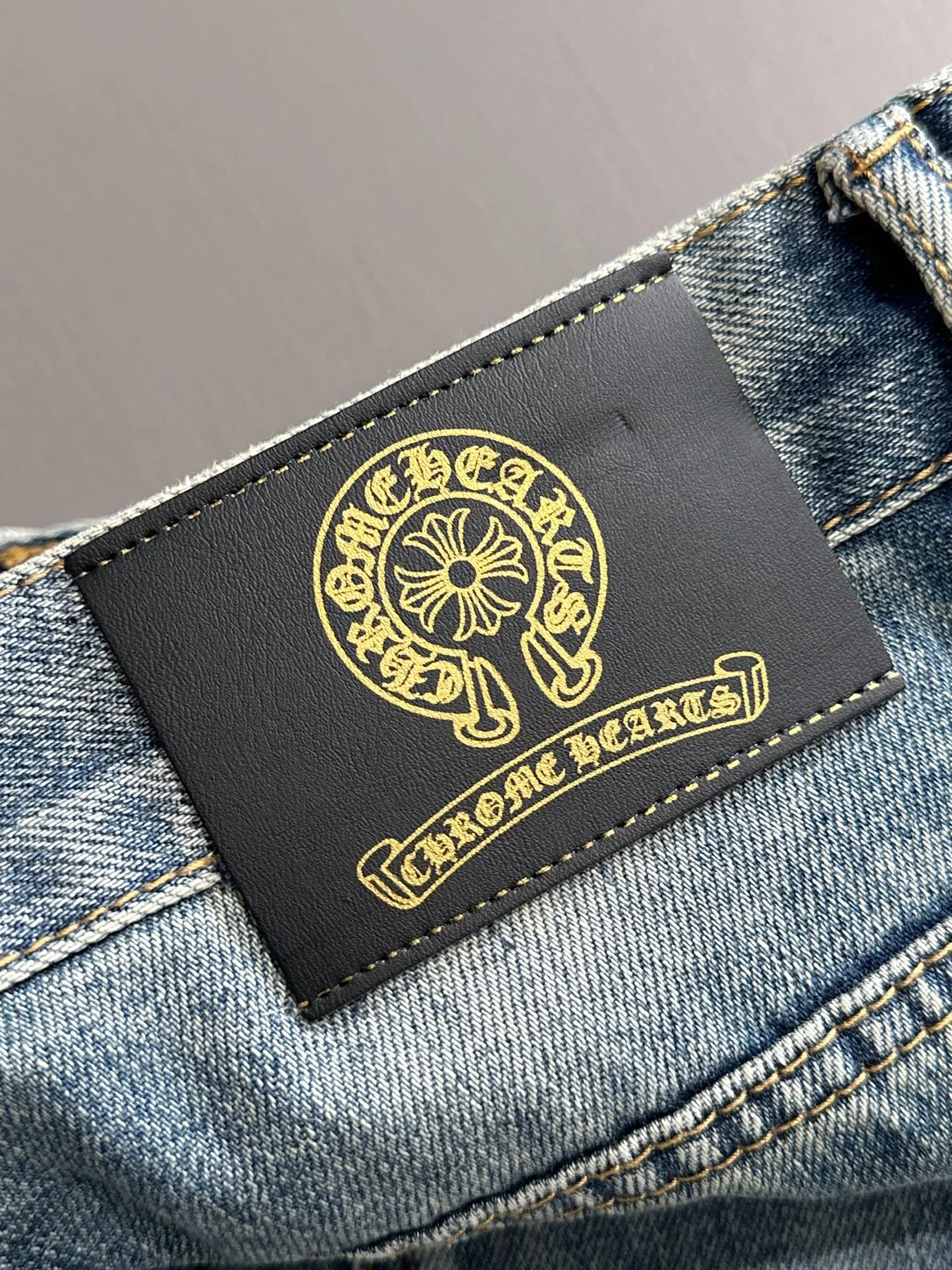 🅿️320 Croxin 2025 summer new jeans denim shorts are woven from imported Japanese Denim plain cotton denim fabrics. They are complete with three standards. The top stonewashing process makes the texture reach the old taste of the 1980s. It is soft, delicate, comfortable and breathable. The color has a modern and fashionable vicissitudes. The upper body is versatile and fashionable! Light luxury, a must-have item for daily commuting! Code number: 28-40 (please state your height and weight when placing an order)